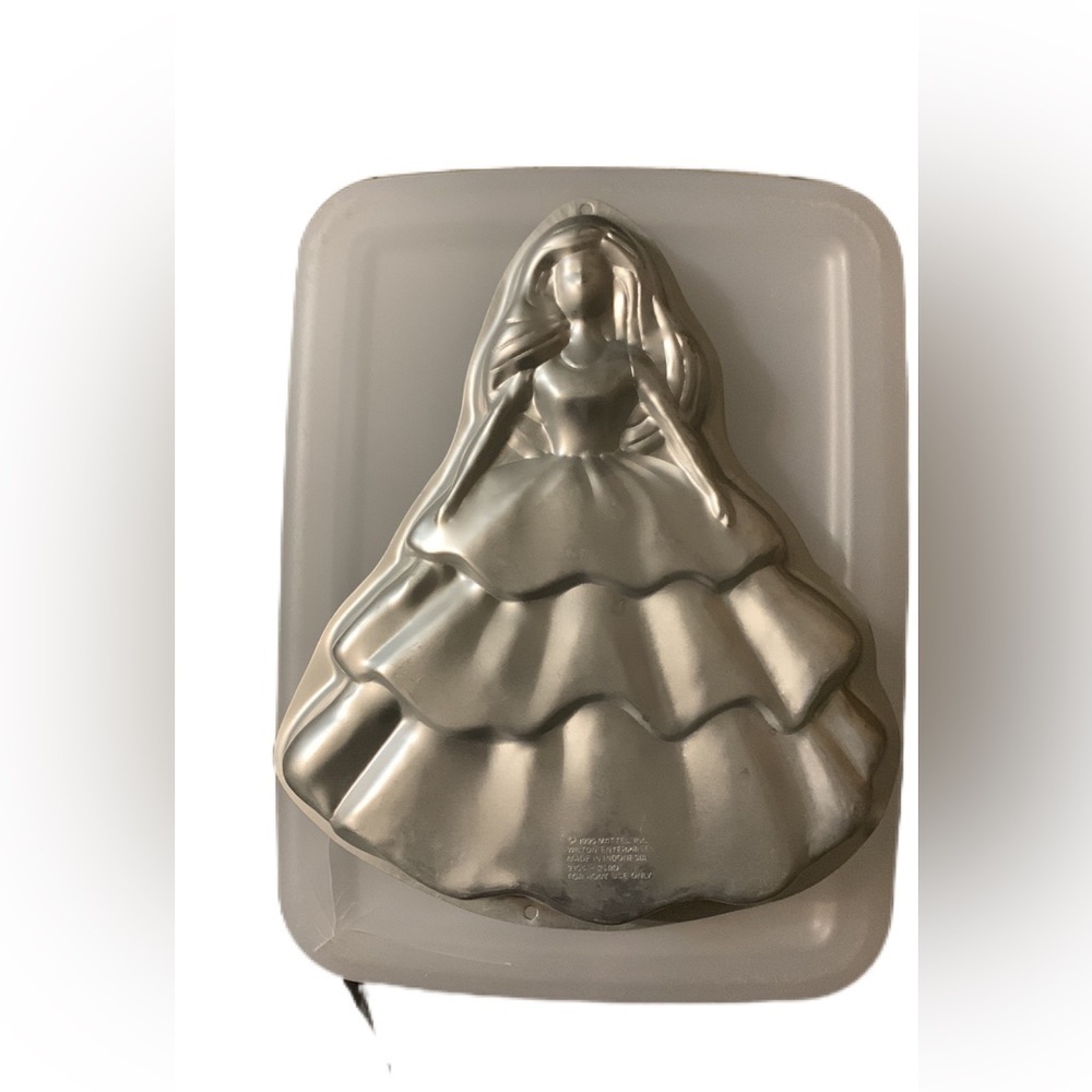 BARBIE BEAUTIFUL DAY Wilton Vintage cake pan. Disney. 1995 Good used condition.